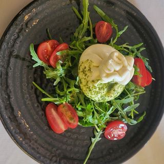 Burata sa cherry paradajzom i pestom