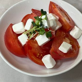 Paradajz salata sa sirom