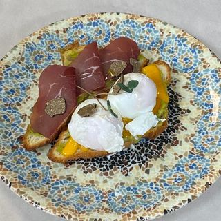 Poširana jaja u francuskom kroasanu-goveđa pršuta