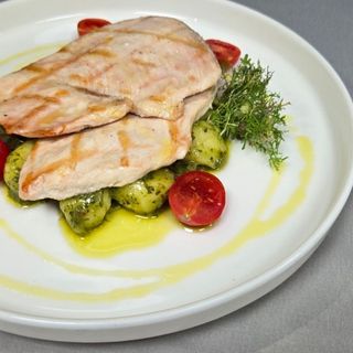 Pileći file sa njokama