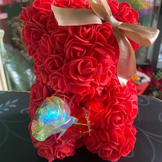 Crveni meda sa ruzom