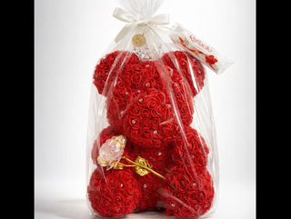 Veliki meda sa ružom u celofanu