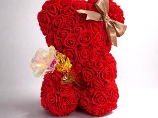 Crveni meda sa ruzom