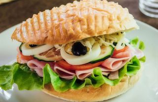 Sendvič sa praškom šunkom