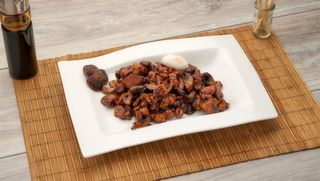 Junetina sa šampinjonima i šitaki pečurkama u soja sosu