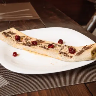 Palačinka sa eurokremom, plazmom, mlekom i višnjom