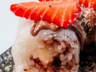 20 -slatka rolnica sa vocem i cokoladom 6kom