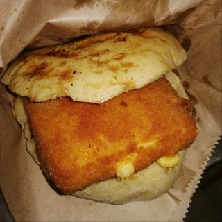 Pohovani kačkavalj u lepinji