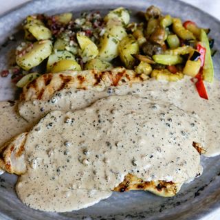 Ćureći file u sosu od šarenog bibera