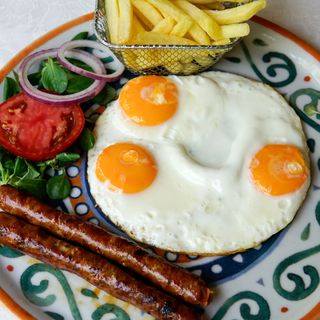 Jaja sa roštilj kobasicom