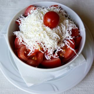 Paradajz sa feta sirom