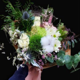 Buket poljskog cveća u zeleno-belim nijansama