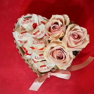 Kutija u obliku srca ukrašena sa 3 ruže i rafaelo kuglicama