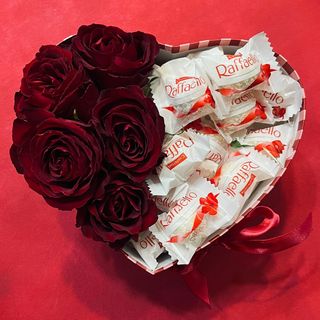 Kutija u obliku srca ukrašena sa 5 ruža i rafaelo kuglicama