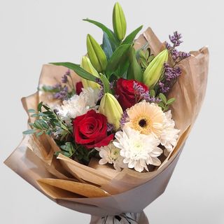 Neodoljivi buket sa ljiljanom