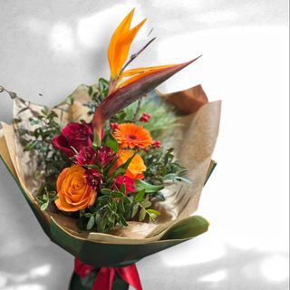 Buket sa strelicijumom, ružama i hrizantemom