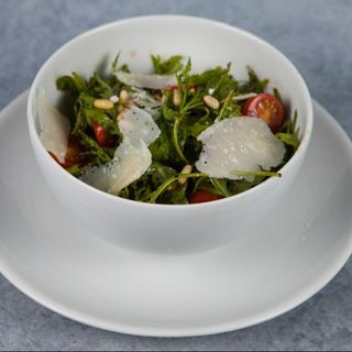 Rukola salata sa čeri paradajzom, parmezanom i pinjolima.
