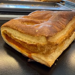 Dansko pecivo sa šunkom i ajvarom