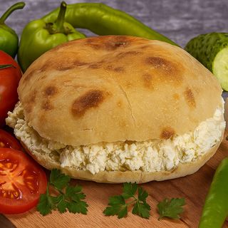 Lepinja sa kajmakom i pretopom