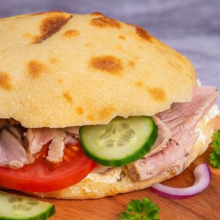 Lepinja sa prasetinom, kajmakom i pretopom