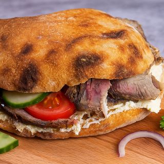 Lepinja sa jagnjetinom, kajmakom i pretopom