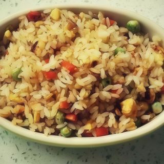 Pirinač sa povrćem i jajima u soja sosu sa piletinom—B