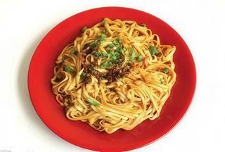 Hladni rezanci sa krastavcem i ljutim sosom—L