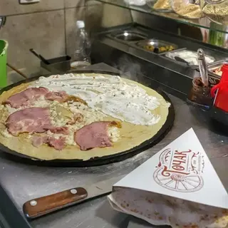 Palačinka sa piletinom, kačkavaljem i slaninom
