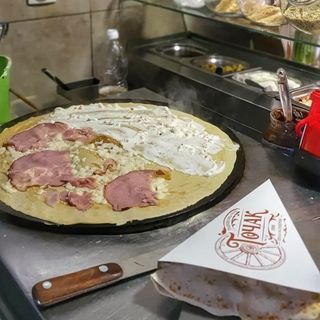 Palačinka sa piletinom, kačkavaljem i slaninom