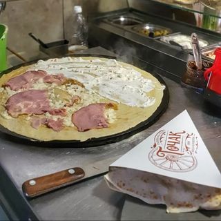 Palačinka sa pečenicom i kačkavaljem