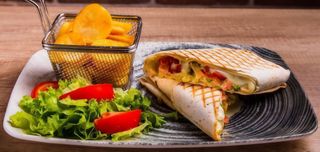 Tortilja sa piletinom i mocarelom u pesto sosu