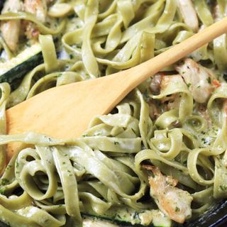 Taljatele sa piletinom i brokolijem u pesto sosu