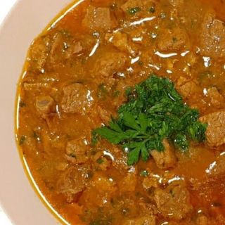 Juneći gulaš porcija