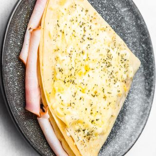 Palačinka sa pečenicom, pavlakom i kačkavaljem