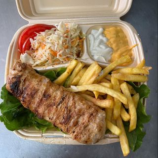 Obrok sa punjenim pilećim belim