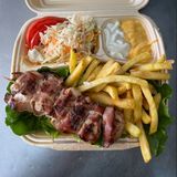 Obrok sa pilećim ražnjićem u slanini