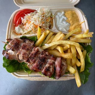 Obrok sa pilećim ražnjićem u slanini