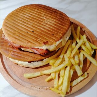 Tost sa pečenicom i kačkavaljem