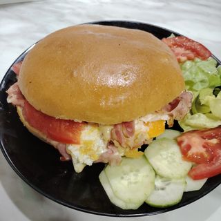 Engleski sendvič sa suvim vratom i kačkavaljem