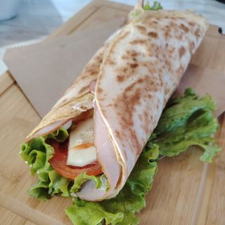 Omlet u tortilji sa pečenicom i kačkavaljem u tortilji XXL 