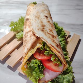 Omlet sa pečenicom i kačkavaljem u tortilji XL