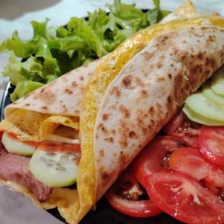 Omlet sa suvim vratom i kačkavaljem u tortilji XL