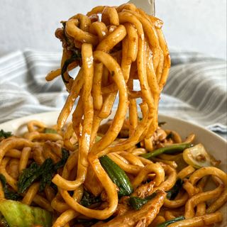 Pržene špagete i lignje