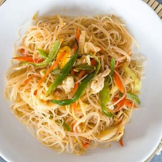 Rezanci od pirinča sa pilećim mesom