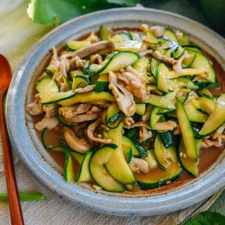 Piletina sa pečurkama i kineskim tikvicama (ljuto)