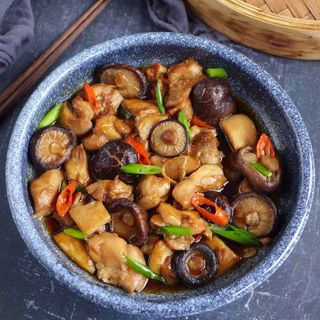 Batak sa šiitaki pečurkama, šargarepom i kineskim začinima