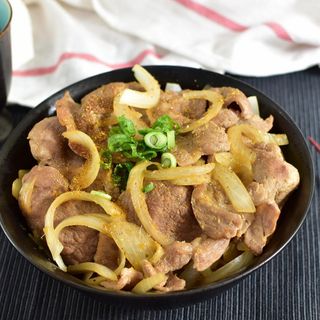 Svinjetina sa lukom i povrćem