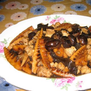 Svinjetina sa šiitaki pečurkama i bambusom