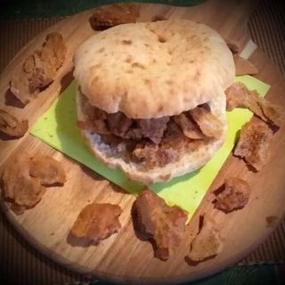 Topli sendvič prepecena slanina + cvarci 0,100Gr