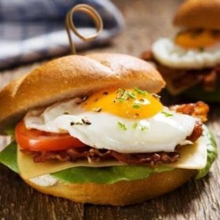 Topli sendvič- slanina + 2 jaje